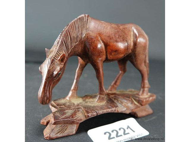 In hout gesneden paard - afbeelding 1 van  5