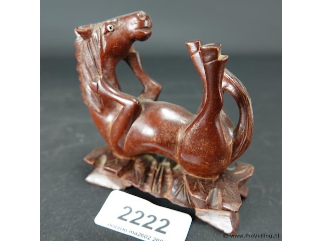 In hout gesneden paard - afbeelding 1 van  5