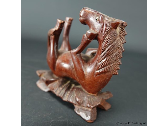 In hout gesneden paard - afbeelding 3 van  5