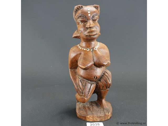 In hout gesneden yombe phemba (moederfiguur) of een nkisi fetisj - afbeelding 1 van  4