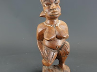 In hout gesneden yombe phemba (moederfiguur) of een nkisi fetisj - afbeelding 1 van  4