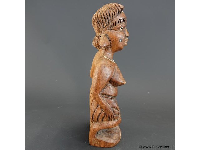 In hout gesneden yombe phemba (moederfiguur) of een nkisi fetisj - afbeelding 2 van  4