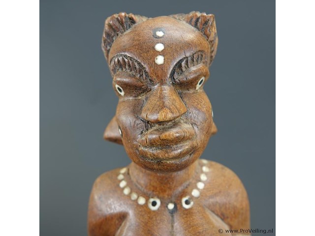 In hout gesneden yombe phemba (moederfiguur) of een nkisi fetisj - afbeelding 4 van  4