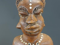 In hout gesneden yombe phemba (moederfiguur) of een nkisi fetisj - afbeelding 4 van  4