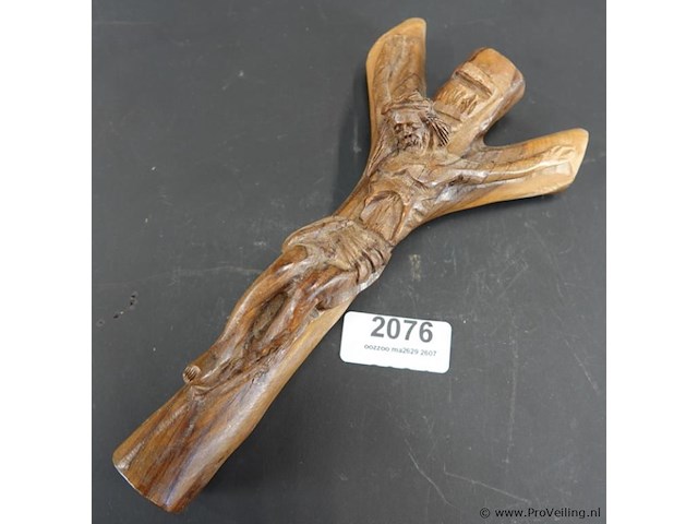 In olijfhout gesneden crucifix - afbeelding 1 van  5