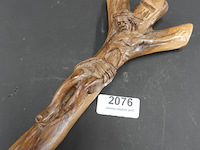In olijfhout gesneden crucifix - afbeelding 1 van  5