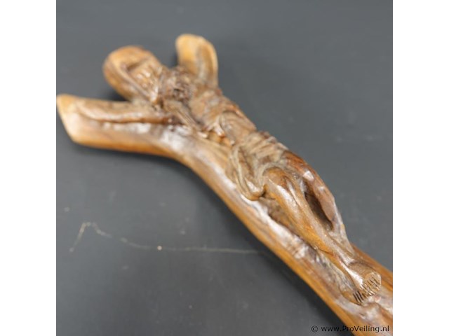 In olijfhout gesneden crucifix - afbeelding 3 van  5