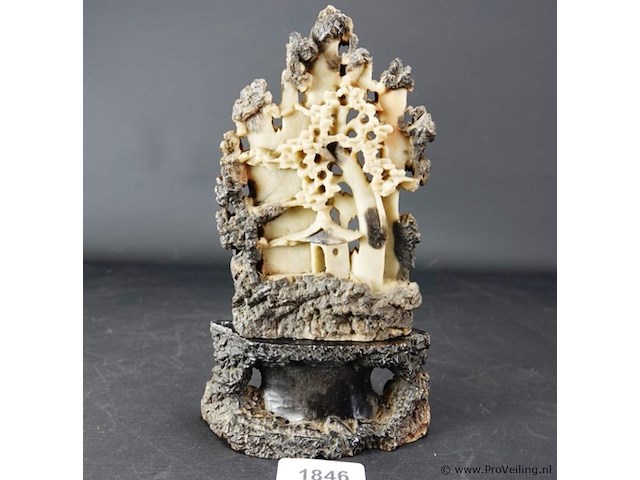 In speksteen gesneden oosterse voorstelling - afbeelding 1 van  5