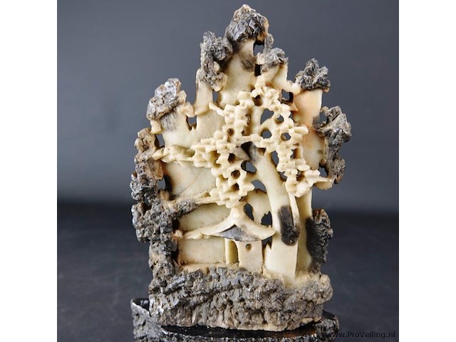 In speksteen gesneden oosterse voorstelling - afbeelding 2 van  5