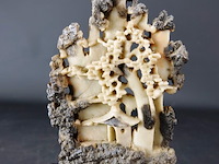 In speksteen gesneden oosterse voorstelling - afbeelding 2 van  5