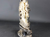 In speksteen gesneden oosterse voorstelling - afbeelding 3 van  5