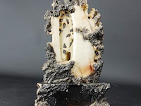 In speksteen gesneden oosterse voorstelling - afbeelding 4 van  5