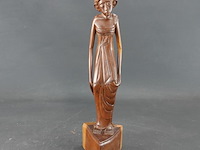 In teakhout handgesneden houten beeld van een balinese vrouw - afbeelding 1 van  5