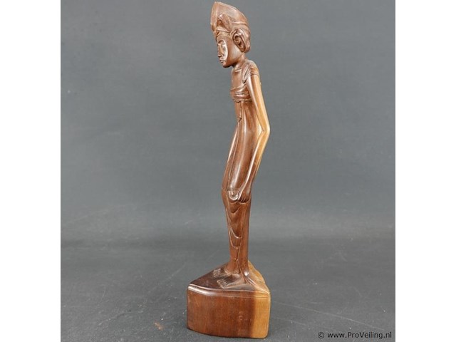 In teakhout handgesneden houten beeld van een balinese vrouw - afbeelding 2 van  5