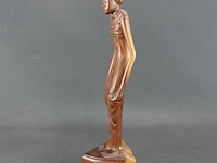 In teakhout handgesneden houten beeld van een balinese vrouw - afbeelding 2 van  5