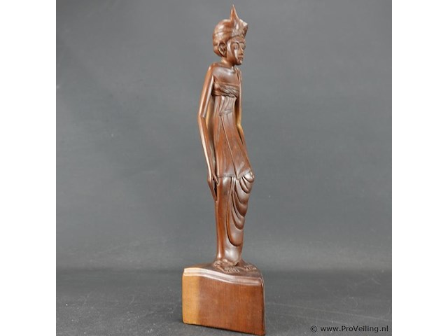 In teakhout handgesneden houten beeld van een balinese vrouw - afbeelding 4 van  5