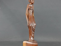 In teakhout handgesneden houten beeld van een balinese vrouw - afbeelding 4 van  5