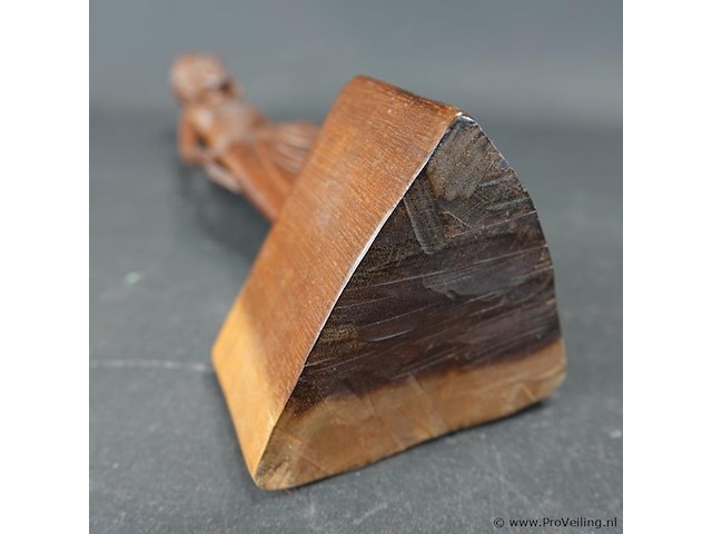 In teakhout handgesneden houten beeld van een balinese vrouw - afbeelding 5 van  5