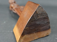 In teakhout handgesneden houten beeld van een balinese vrouw - afbeelding 5 van  5