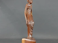 In teakhout handgesneden houten beeld van een balinese vrouw - afbeelding 4 van  5