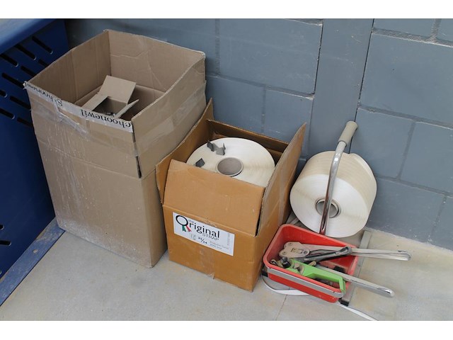 Inbind- / strapsysteem met spanner, lint en klemmen. - afbeelding 1 van  3