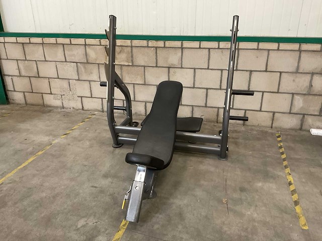 Incline bench press - afbeelding 1 van  4