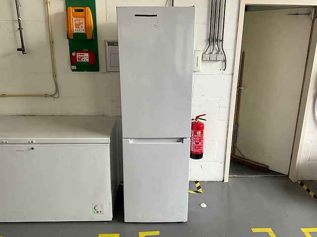 Indesit - koel- en vriescombinatie - afbeelding 2 van  5