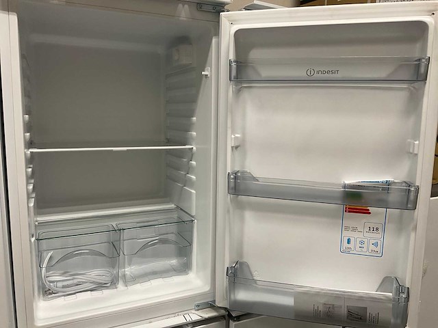 Indesit ins902aa koelkast - afbeelding 2 van  2
