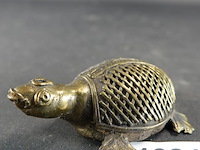 Indiaas dhokra bronzen schildpad beeldje vervaardigd met behulp van de eeuwenoude 'verloren was'-giettechniek - afbeelding 1 van  5