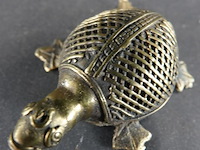 Indiaas dhokra bronzen schildpad beeldje vervaardigd met behulp van de eeuwenoude 'verloren was'-giettechniek - afbeelding 2 van  5