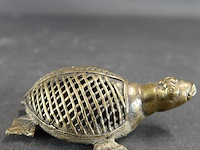 Indiaas dhokra bronzen schildpad beeldje vervaardigd met behulp van de eeuwenoude 'verloren was'-giettechniek - afbeelding 3 van  5