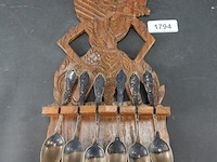 Indisch kerfsnee houten lepelrek met lepeltjes - afbeelding 1 van  5