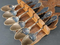 Indisch kerfsnee houten lepelrek met lepeltjes - afbeelding 3 van  5