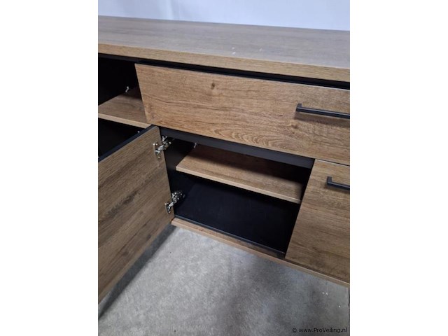 Industrieel dressoir met tropische houtlook en zwarte metalen accenten - afbeelding 2 van  5