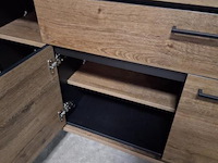 Industrieel dressoir met tropische houtlook en zwarte metalen accenten - afbeelding 2 van  5