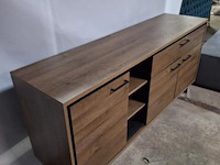 Industrieel dressoir met tropische houtlook en zwarte metalen accenten - afbeelding 4 van  5