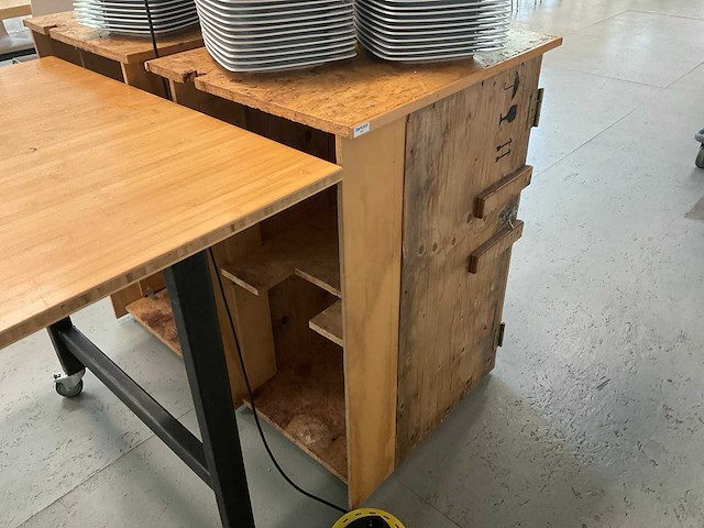 Industrieel koffiemeubel - afbeelding 2 van  3