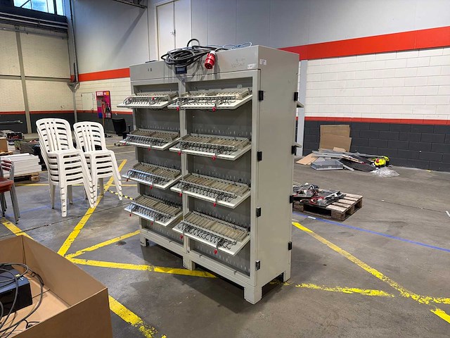 Industriële accucel test- en sorteerkast 5v 10a (256 kanalen) - afbeelding 1 van  7