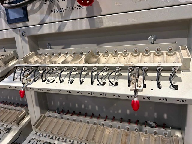 Industriële accucel test- en sorteerkast 5v 10a (256 kanalen) - afbeelding 4 van  7