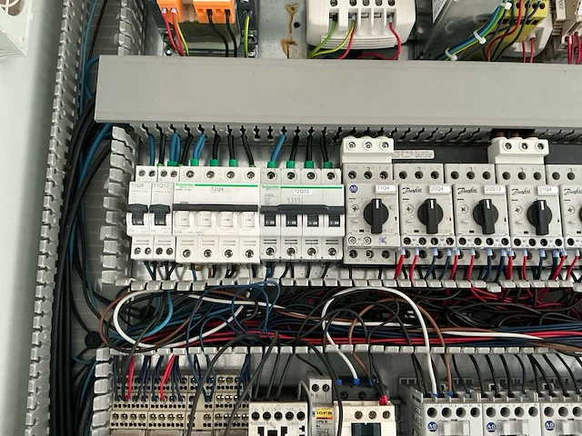 Industriële besturings-/schakelkasten – siemens simatic s7 plc – 5× toshiba vf-s11 frequentieregelaar - afbeelding 9 van  27