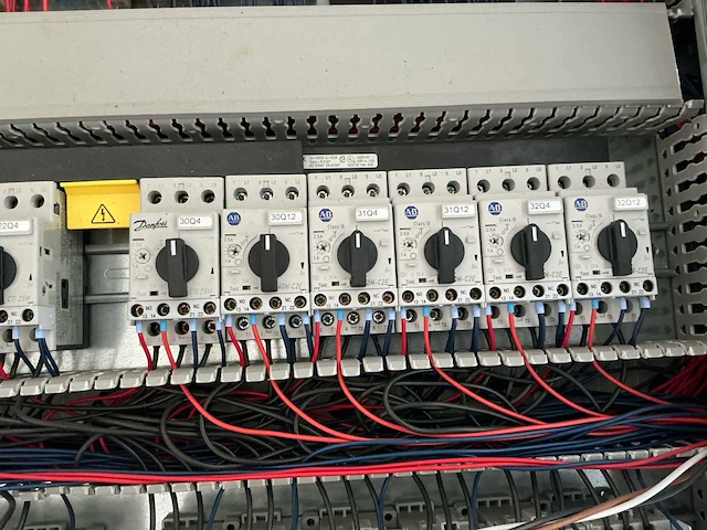 Industriële besturings-/schakelkasten – siemens simatic s7 plc – 5× toshiba vf-s11 frequentieregelaar - afbeelding 10 van  27