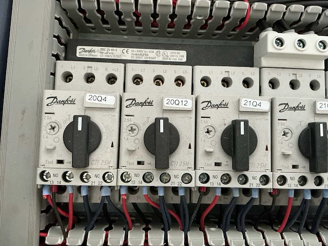 Industriële besturings-/schakelkasten – siemens simatic s7 plc – 5× toshiba vf-s11 frequentieregelaar - afbeelding 26 van  27