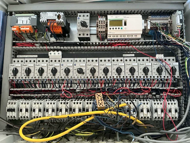 Industriële besturings-/schakelkasten – siemens simatic s7 plc – 5× toshiba vf-s11 frequentieregelaar - afbeelding 27 van  27