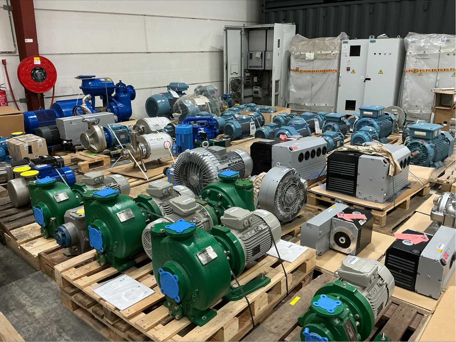 Industriële componenten, appendages, spare parts en elektromotoren van bekende merken, waaronder siemens, en abb