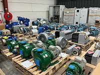 Industriële componenten, appendages, spare parts en elektromotoren van bekende merken, waaronder siemens, en abb