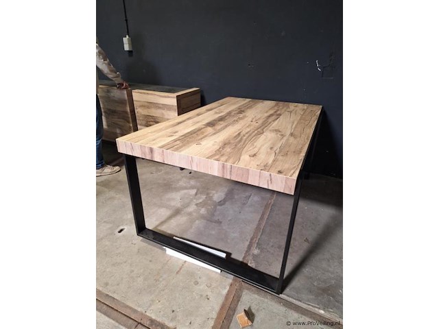 Industriële eettafel v.v. robuust houten tafelblad en zwart metalen frame - afbeelding 1 van  5