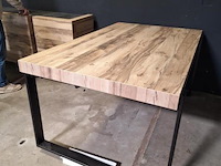 Industriële eettafel v.v. robuust houten tafelblad en zwart metalen frame - afbeelding 1 van  5