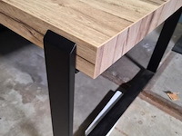 Industriële eettafel v.v. robuust houten tafelblad en zwart metalen frame - afbeelding 2 van  5