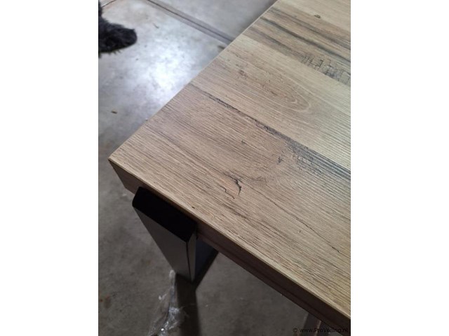 Industriële eettafel v.v. robuust houten tafelblad en zwart metalen frame - afbeelding 3 van  4