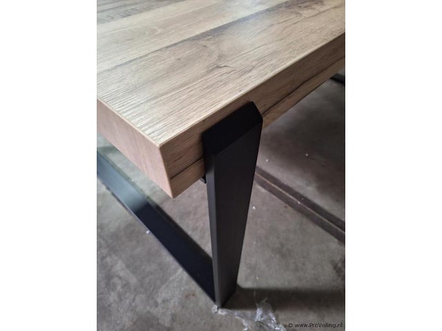 Industriële eettafel v.v. robuust houten tafelblad en zwart metalen frame - afbeelding 4 van  4
